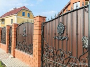 Кирпичный забор с ковкой  150 метров фото в Электрогорске