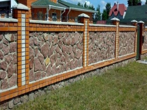 Кирпичный забор с камнем 12 метров фото в Электрогорске