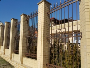 Кирпичный забор с ковкой  10 метров фото в Электрогорске